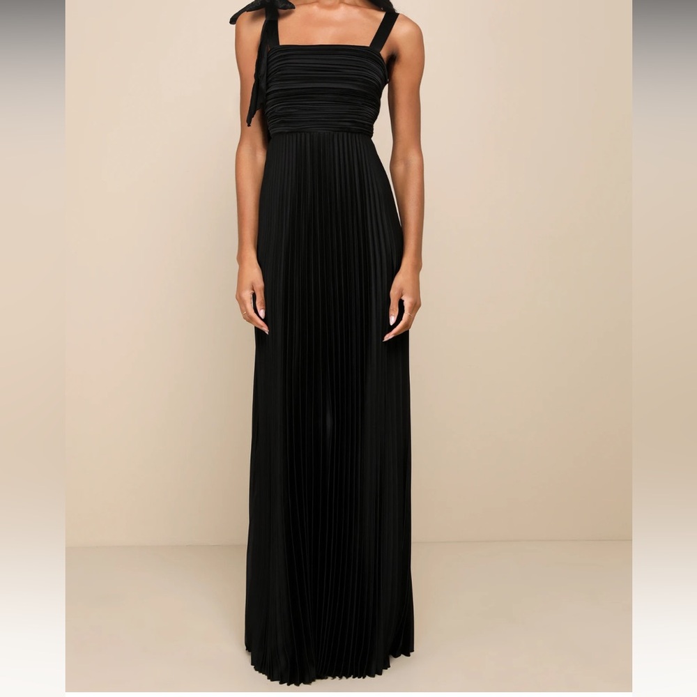Lulu's Black Sleeveless Pleated Maxi Gown